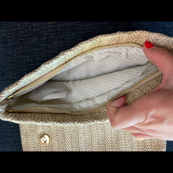 Woven Clutch 💖 perfect for Vacation! - Picture 5 of 5
